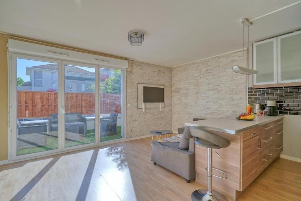 Charmant Studio Avec Terrasse Et Parking Corbeil-Essonnes Exterior photo